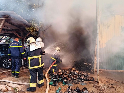 Hà Nội: Dập tắt đám cháy xưởng tại quận Hoàng Mai

